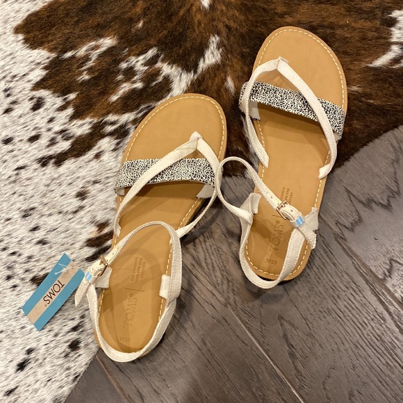 TOMS Lexie Sandal in Natural Shimmer Mini Leopard Print - Picture 2 of 6